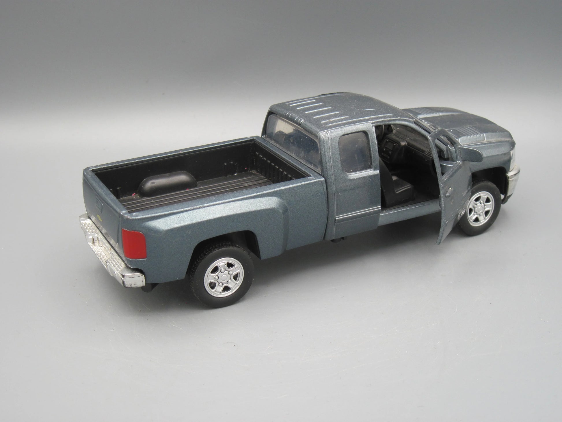 New Ray   Chevrolet Silverado 2500 HD 2011 Grey