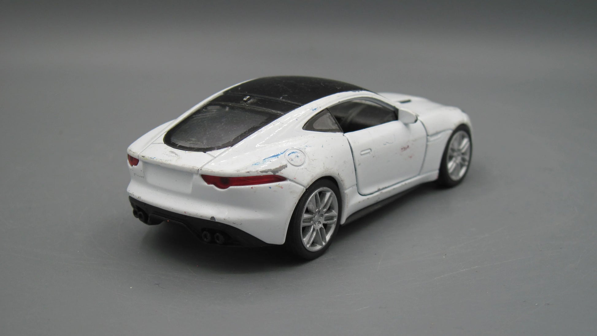 Welly   Jaguar F-Type Coupe  White