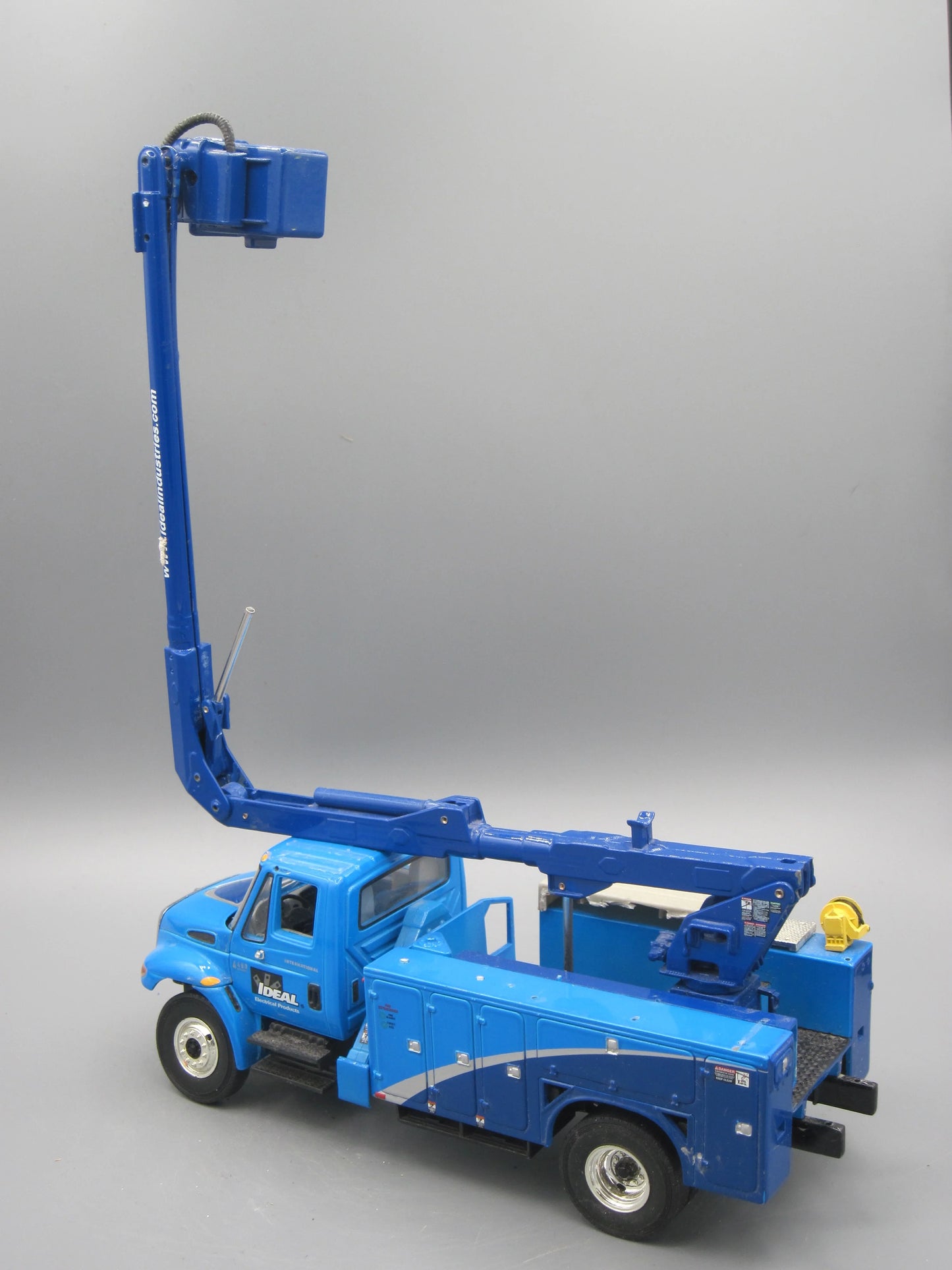 First Gear   International 4400 2002 Blue