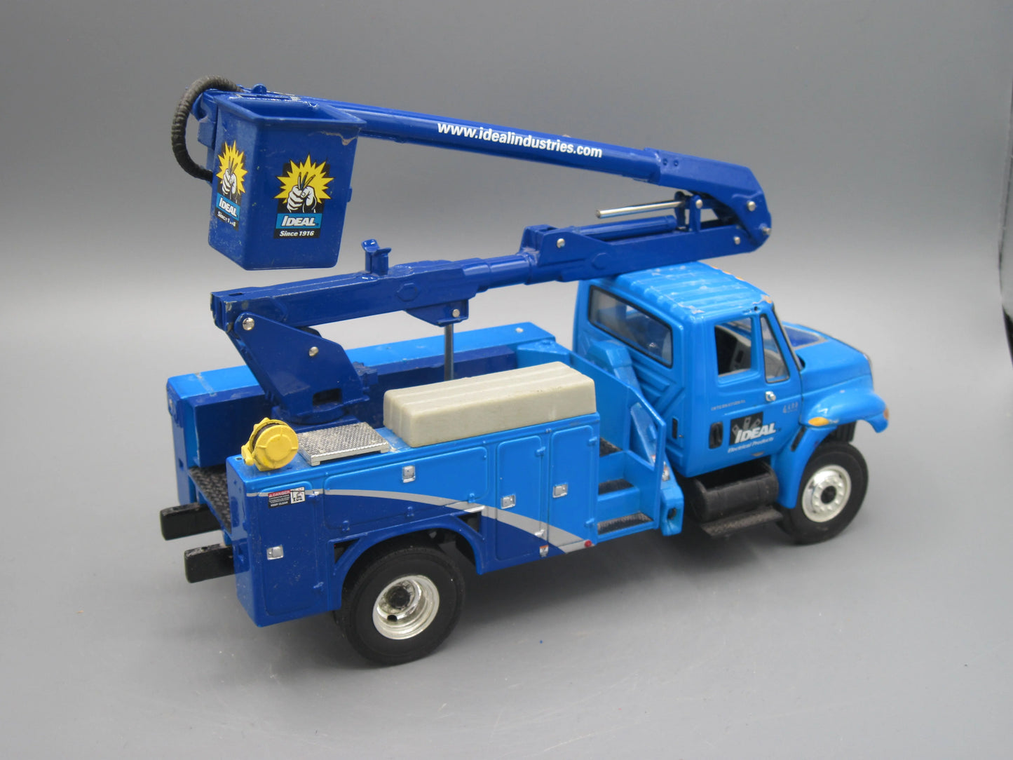 First Gear   International 4400 2002 Blue