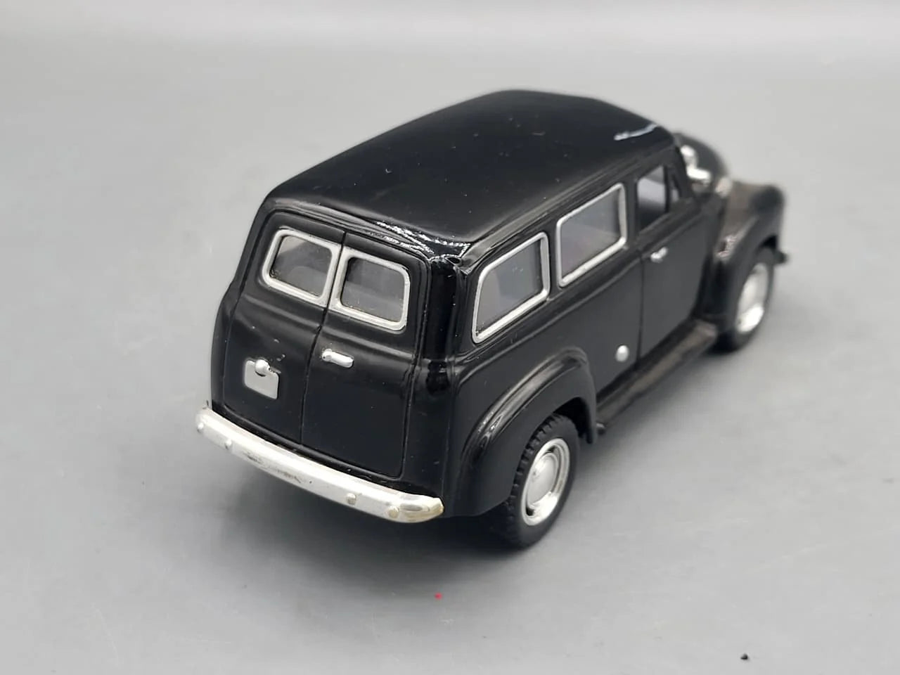 Kinsmart   Chevrolet Suburban  Black