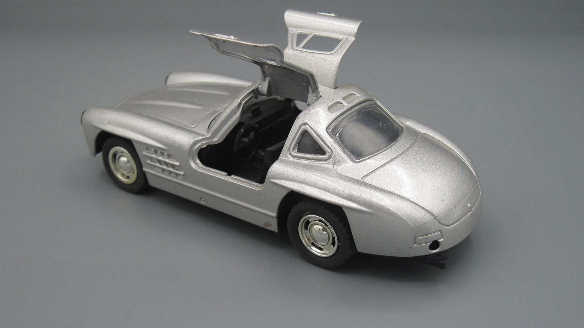 China   Mercedes-Benz 300 SL  Silver 