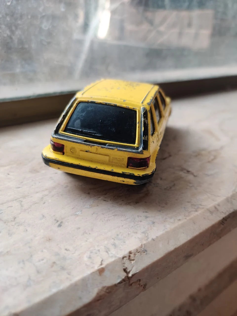 Corgi  Vintage MG Maestro 1600 1983 Yellow