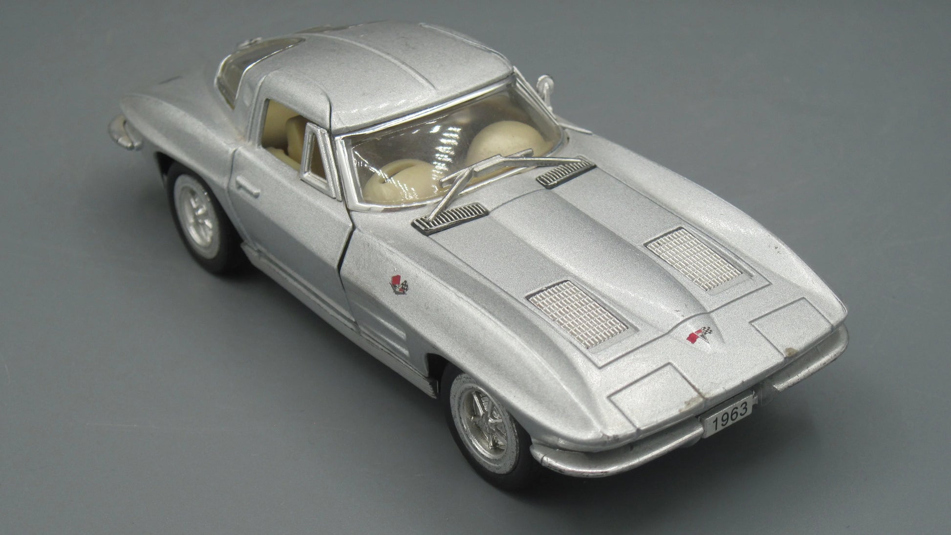 Kinsmart   Corvette Sting Ray 1968 Silver 