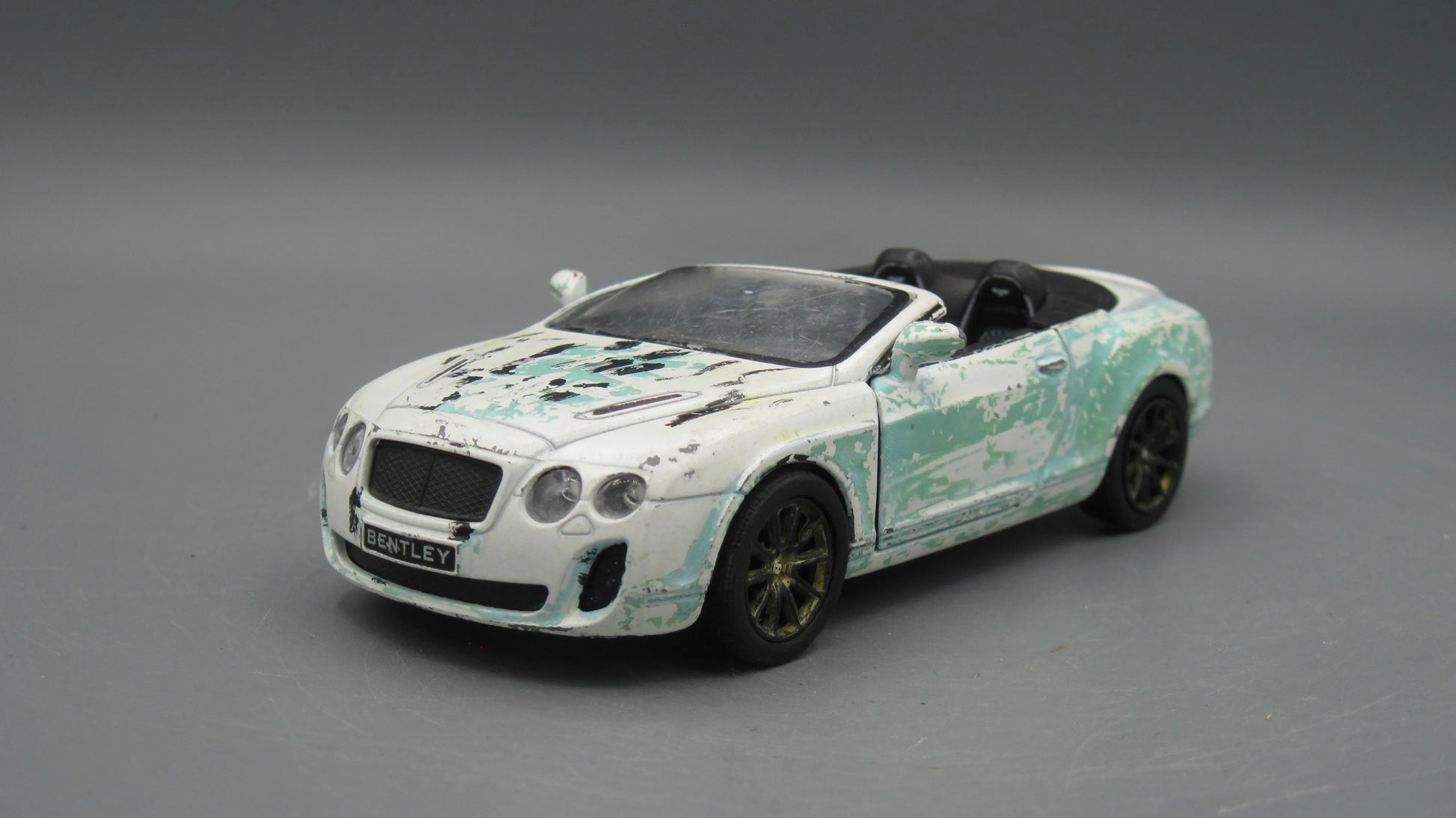 Kinsmart   Bently Continental Supersports Convertible  White