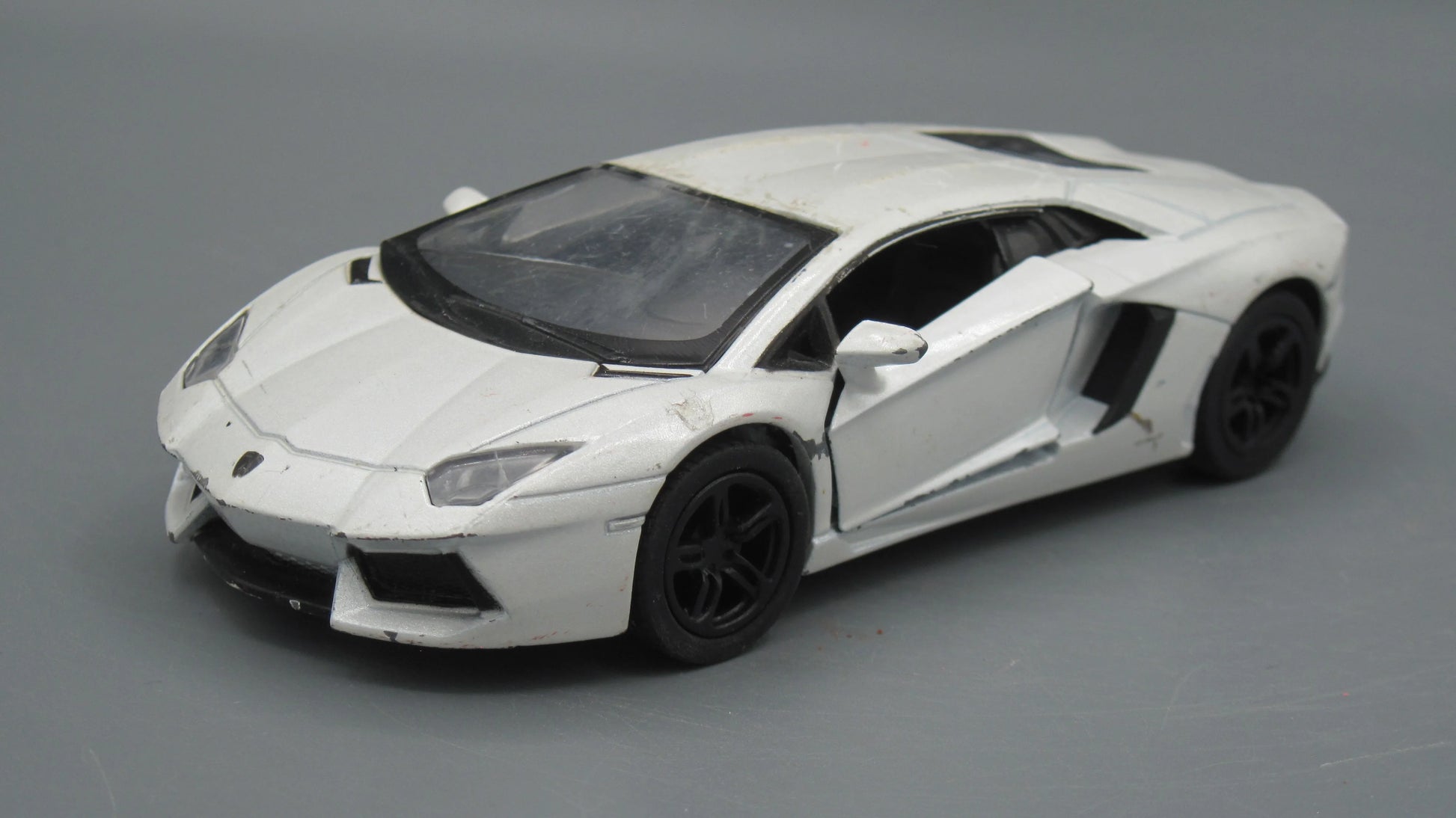 Kinsmart   Lamborghini Aventador LP700-4  Silver