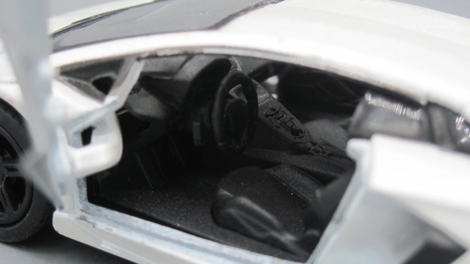 Kinsmart   Lamborghini Aventador LP700-4  Silver