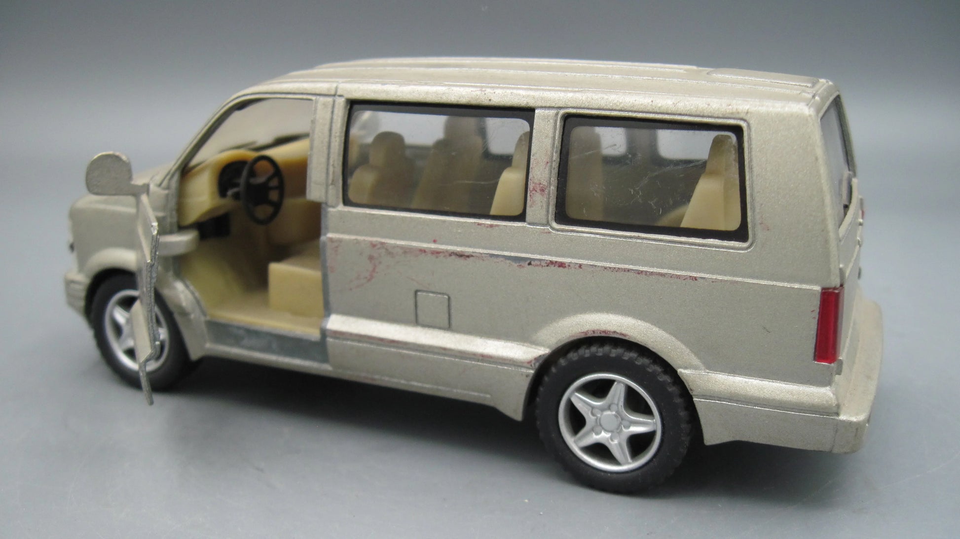 Kinsmart   Chevrolet Astro Van 2001 Beige
