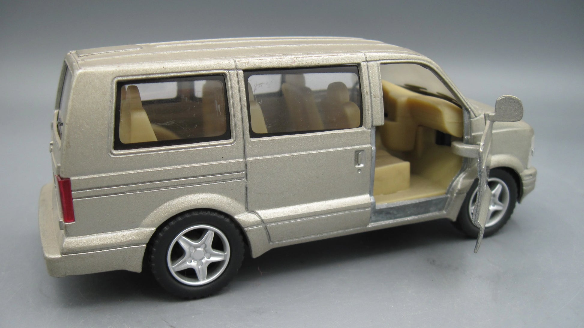Kinsmart   Chevrolet Astro Van 2001 Beige