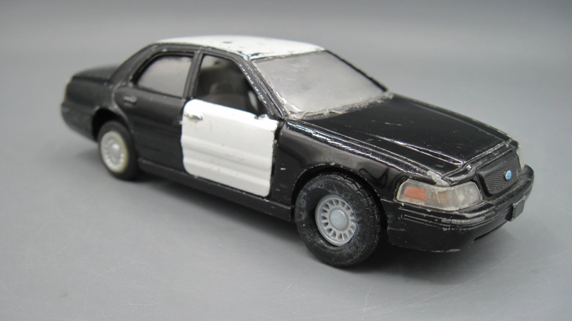 Kinsmart   Ford Crown Victoria Police Interceptor  Black & White
