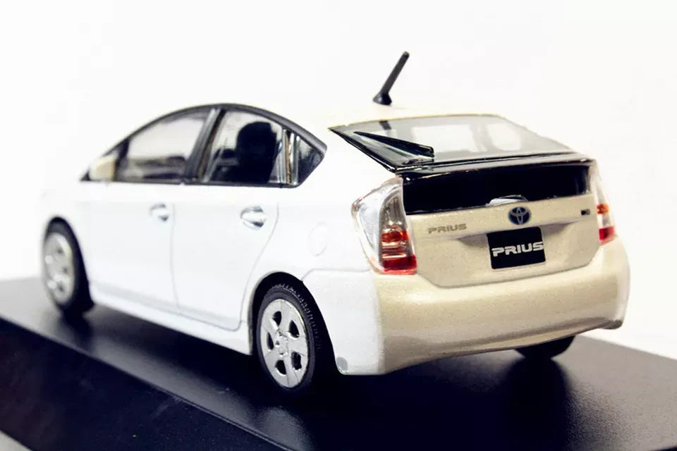    Toyota Prius  White 