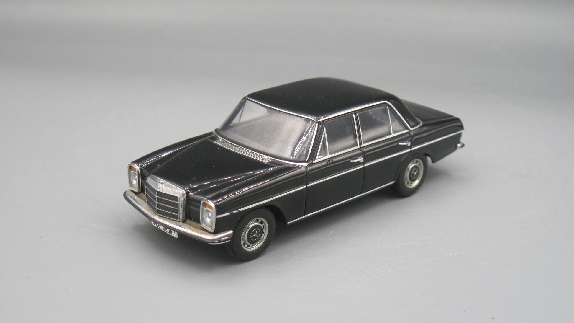 Auto-Art   Mercedes-Benz 220 D  Black 