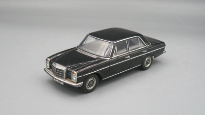 Auto-Art   Mercedes-Benz 220 D  Black 