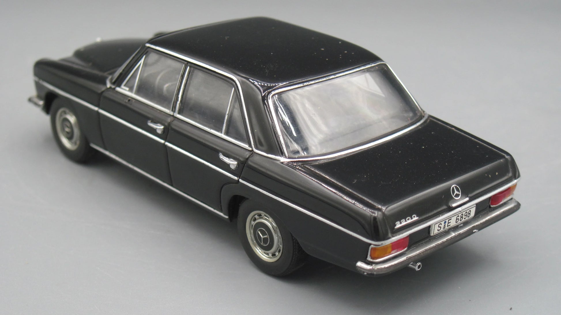 Auto-Art   Mercedes-Benz 220 D  Black 