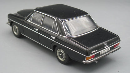 Auto-Art   Mercedes-Benz 220 D  Black 