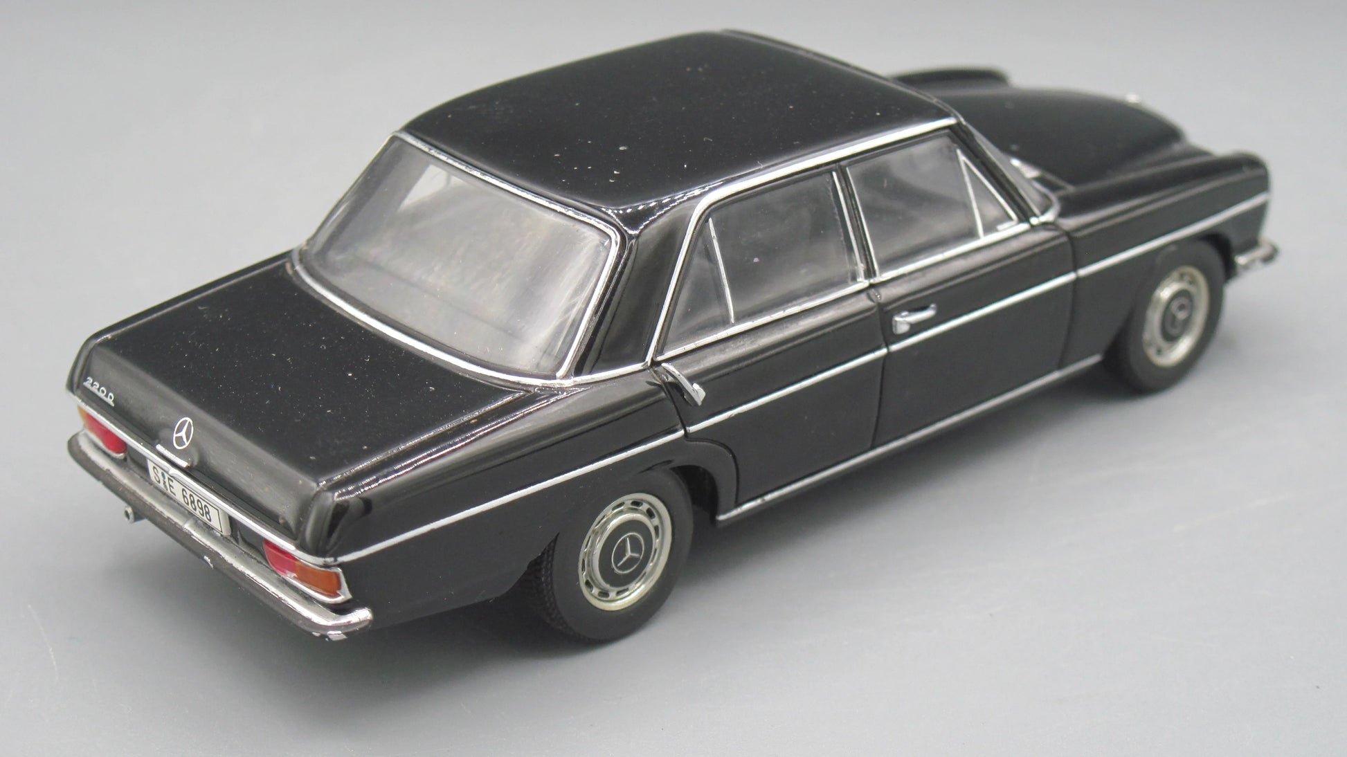 Auto-Art   Mercedes-Benz 220 D  Black 