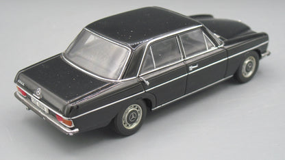 Auto-Art   Mercedes-Benz 220 D  Black 