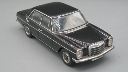 Auto-Art   Mercedes-Benz 220 D  Black 