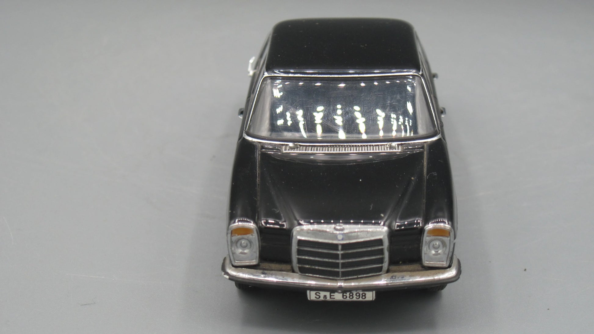 Auto-Art   Mercedes-Benz 220 D  Black 