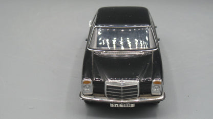 Auto-Art   Mercedes-Benz 220 D  Black 
