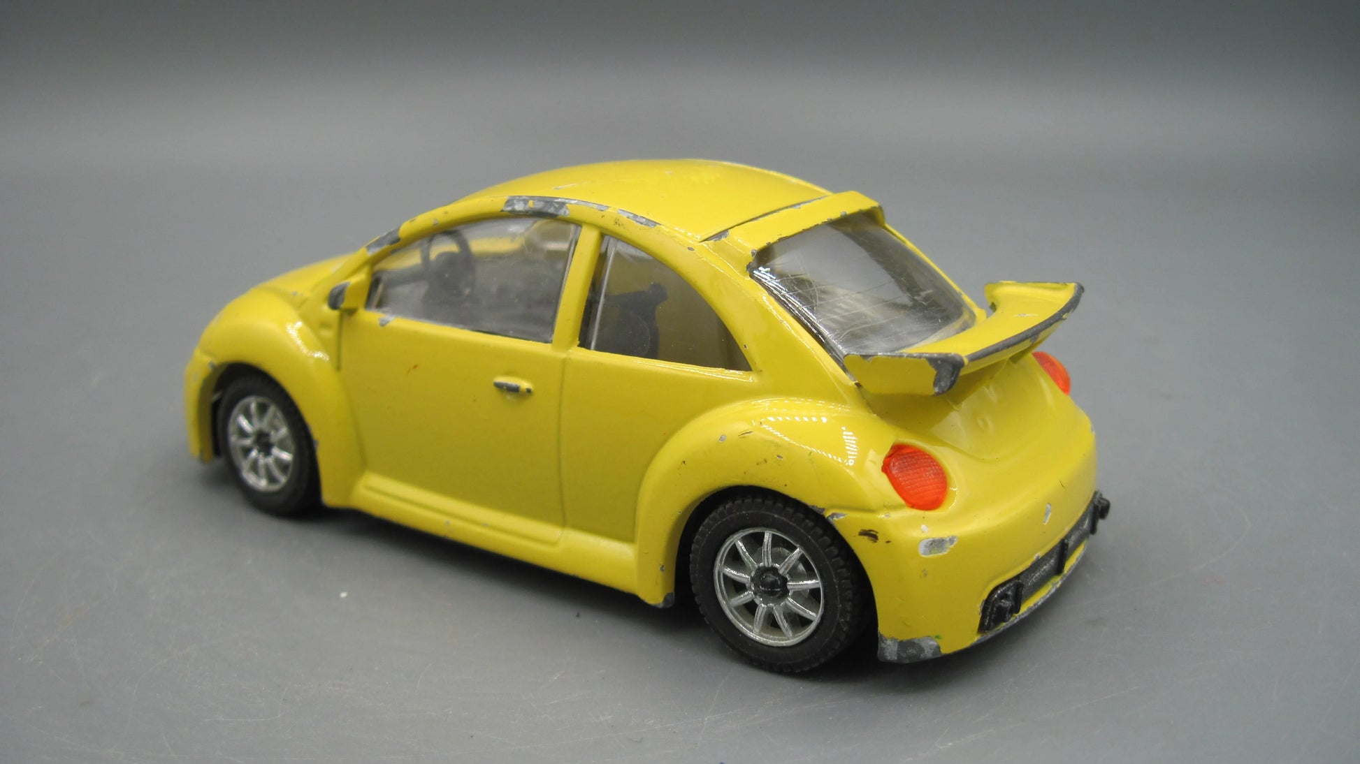 Bburago   Volkswagen New Beetle Cup  Yellow