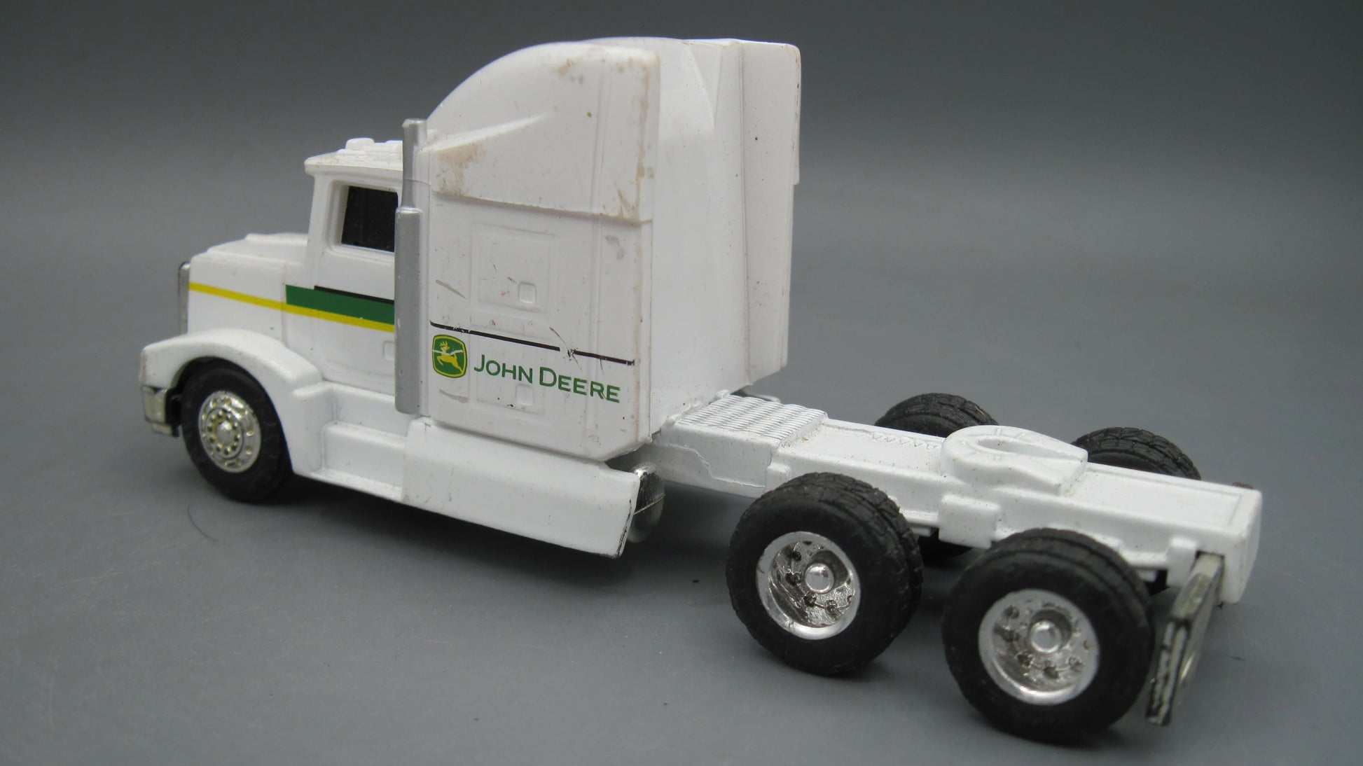 ERTL   John Deere Semi Truck  White