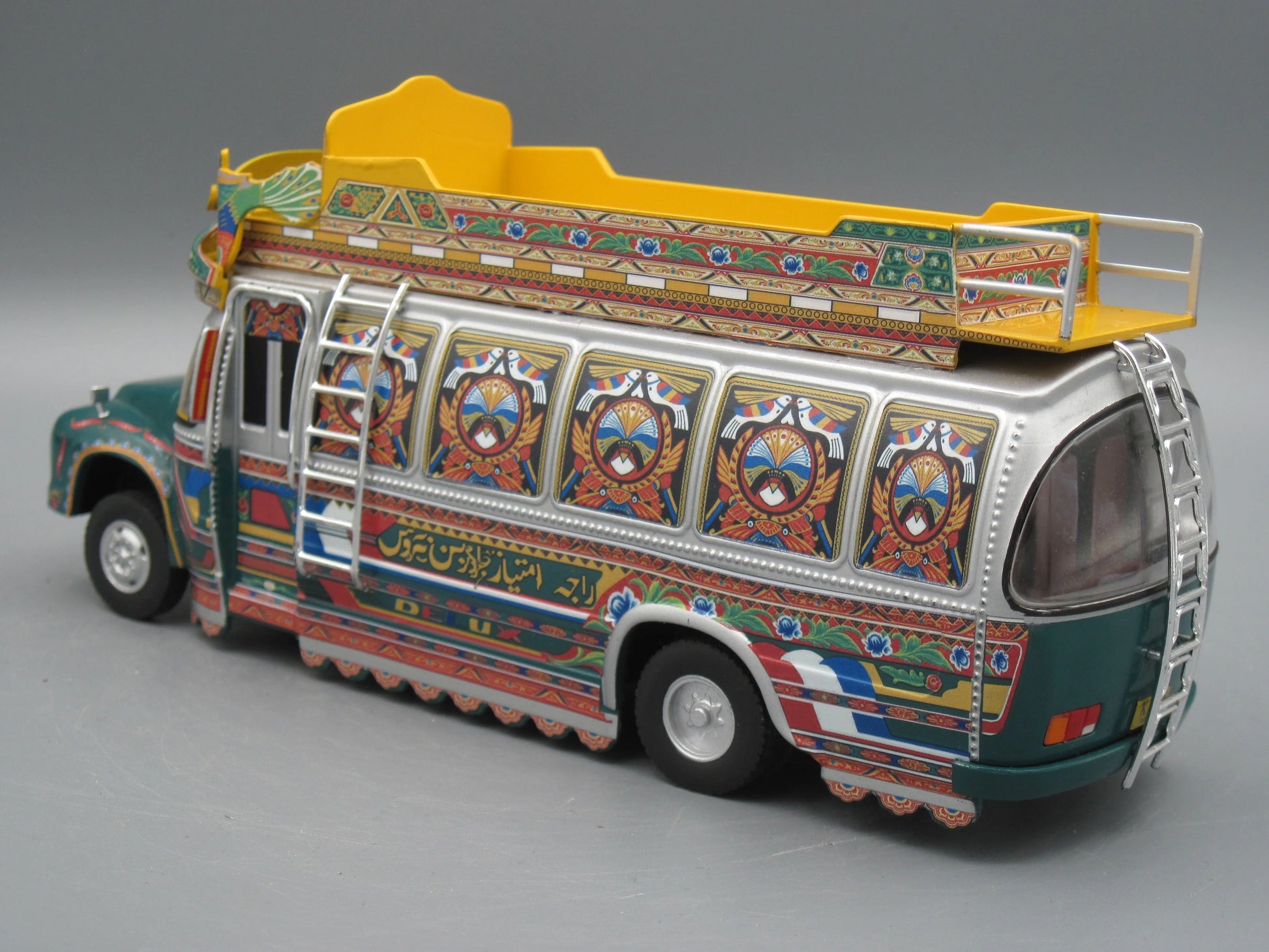 IXO   Bedford Rocket TJ Pakistani Truck Art Bus 1980 Green & Yellow
