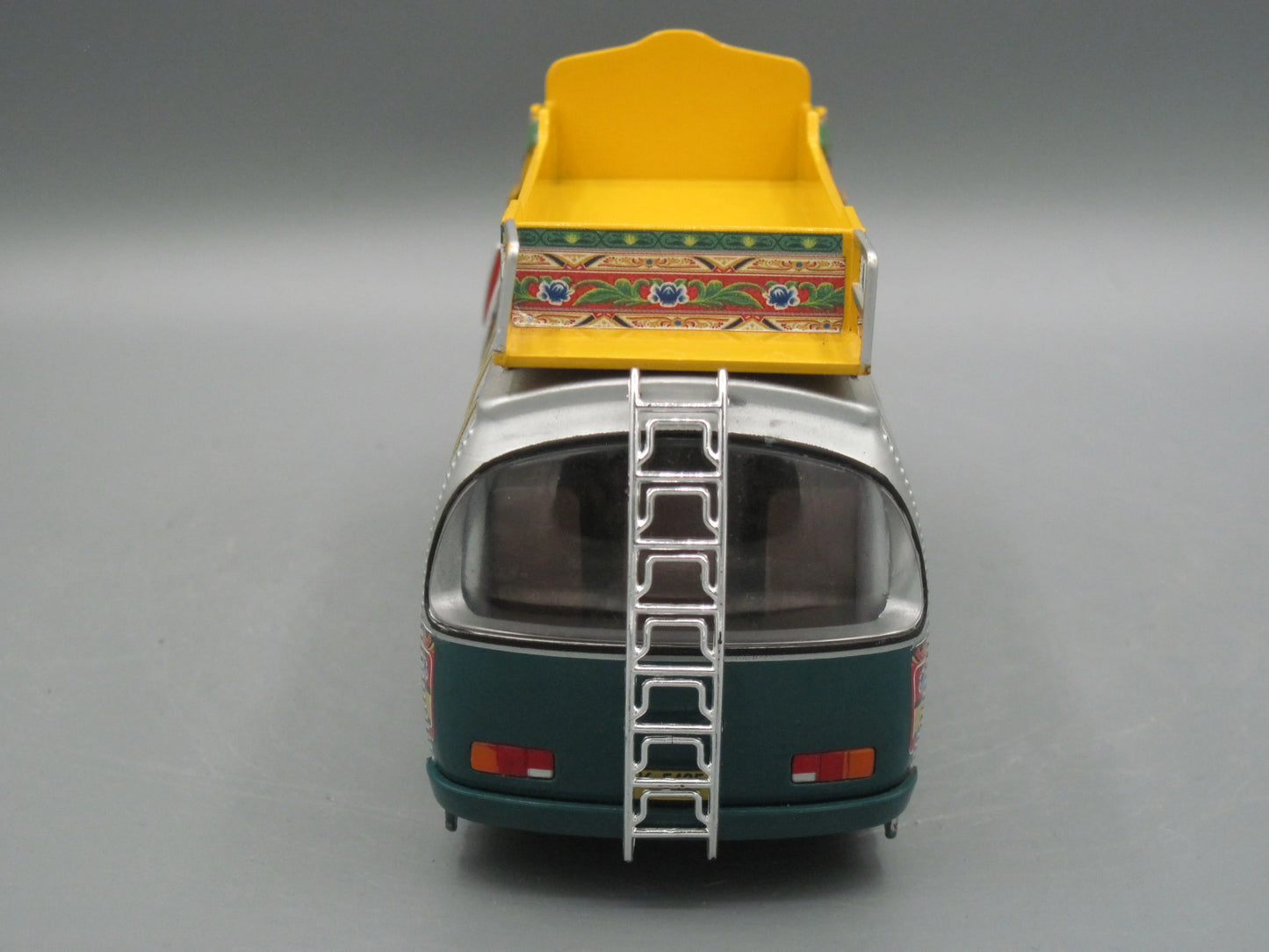 IXO   Bedford Rocket TJ Pakistani Truck Art Bus 1980 Green & Yellow