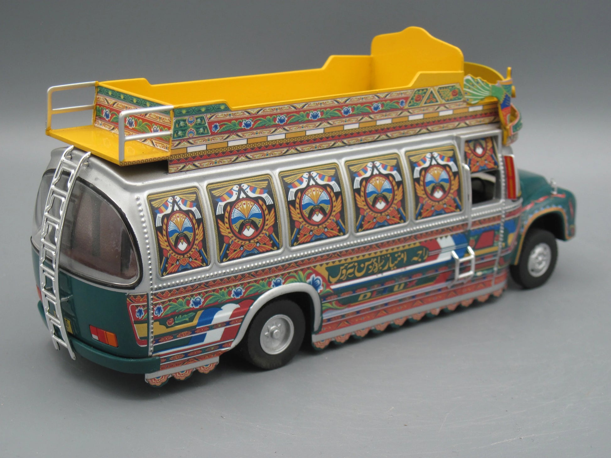 IXO   Bedford Rocket TJ Pakistani Truck Art Bus 1980 Green & Yellow