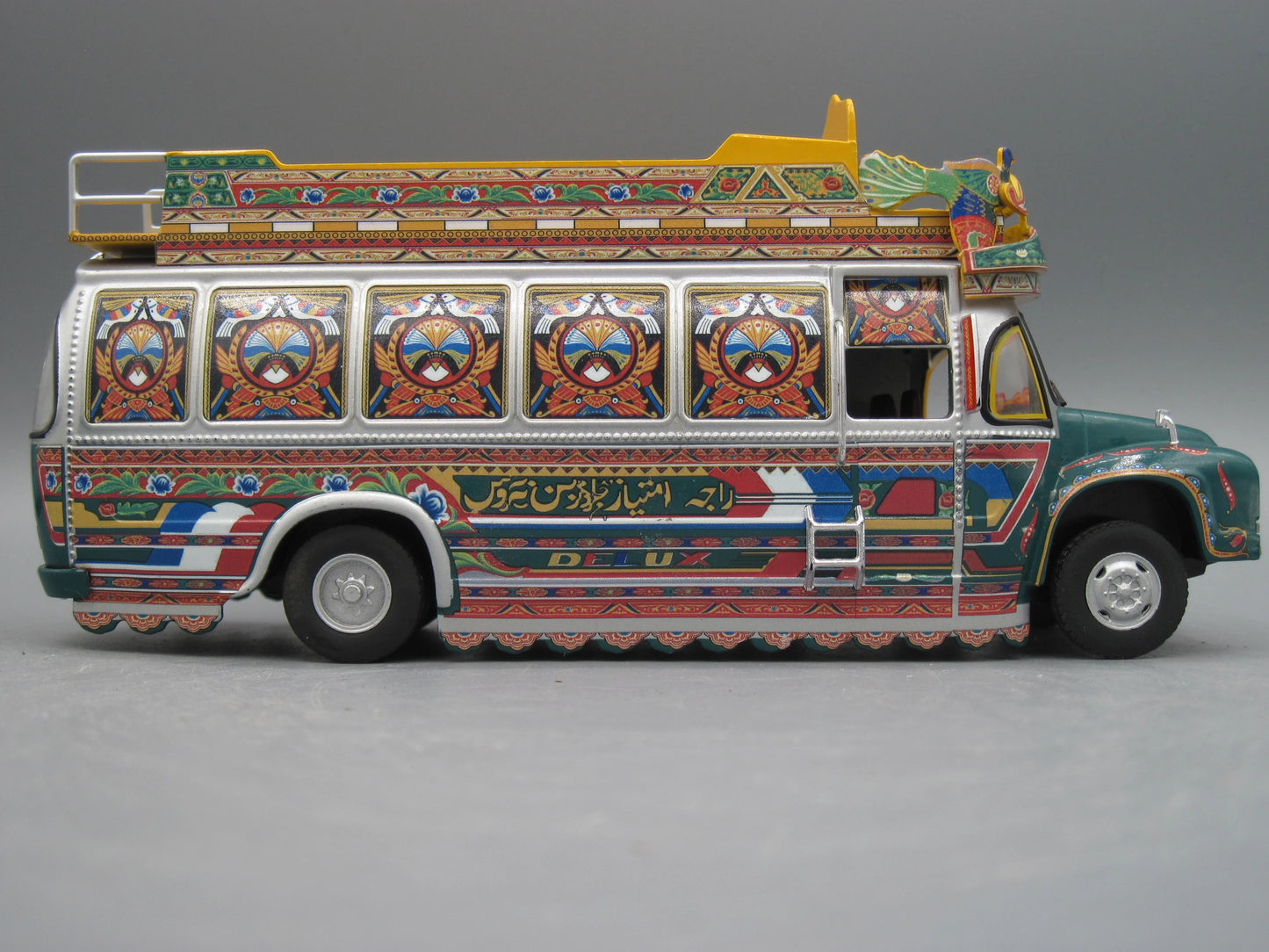 IXO   Bedford Rocket TJ Pakistani Truck Art Bus 1980 Green & Yellow