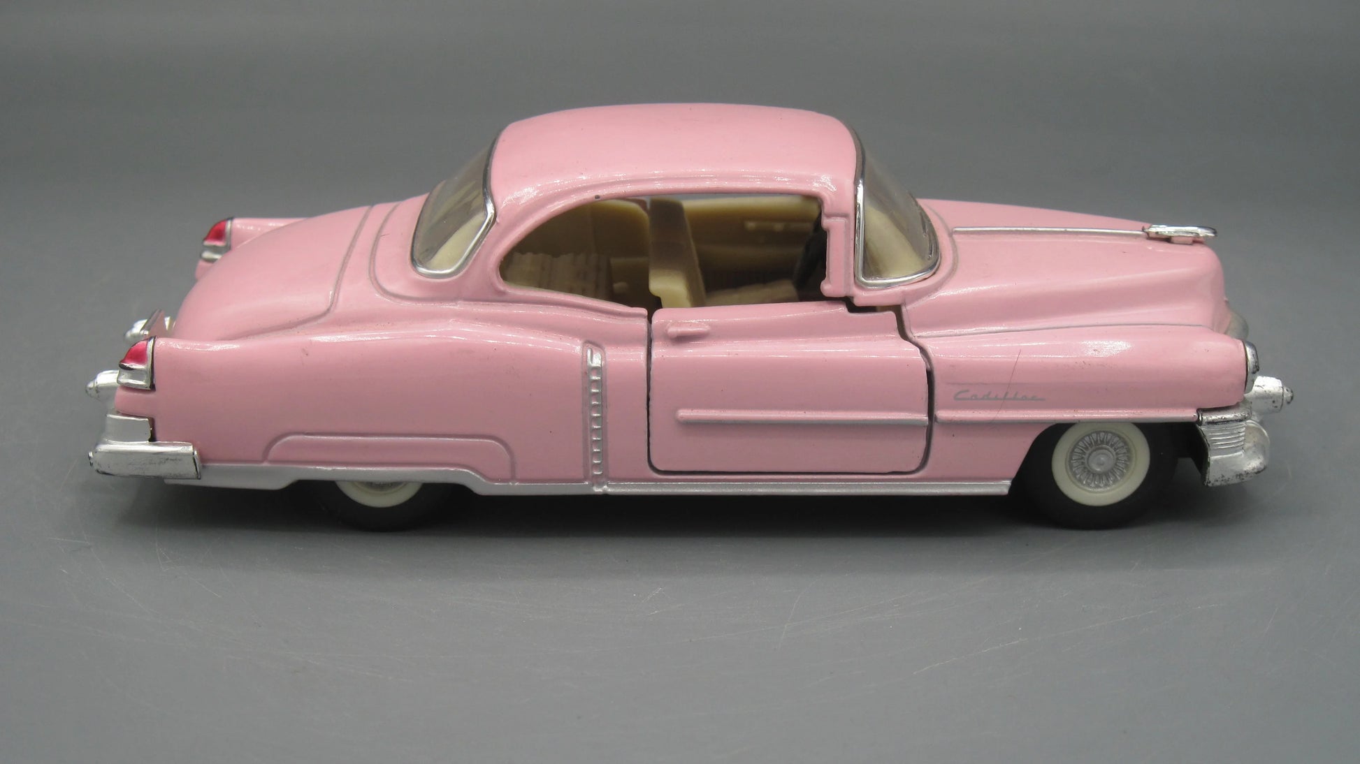 Kinsmart   Cadillac  Series 62 1953 Pink 