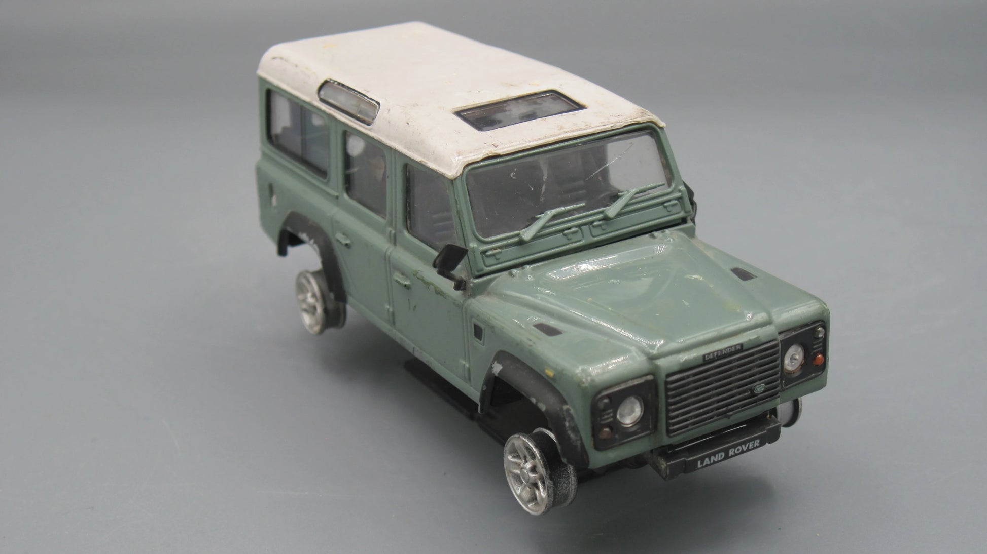 New Discovery    Land Rover Defender  White and Green 