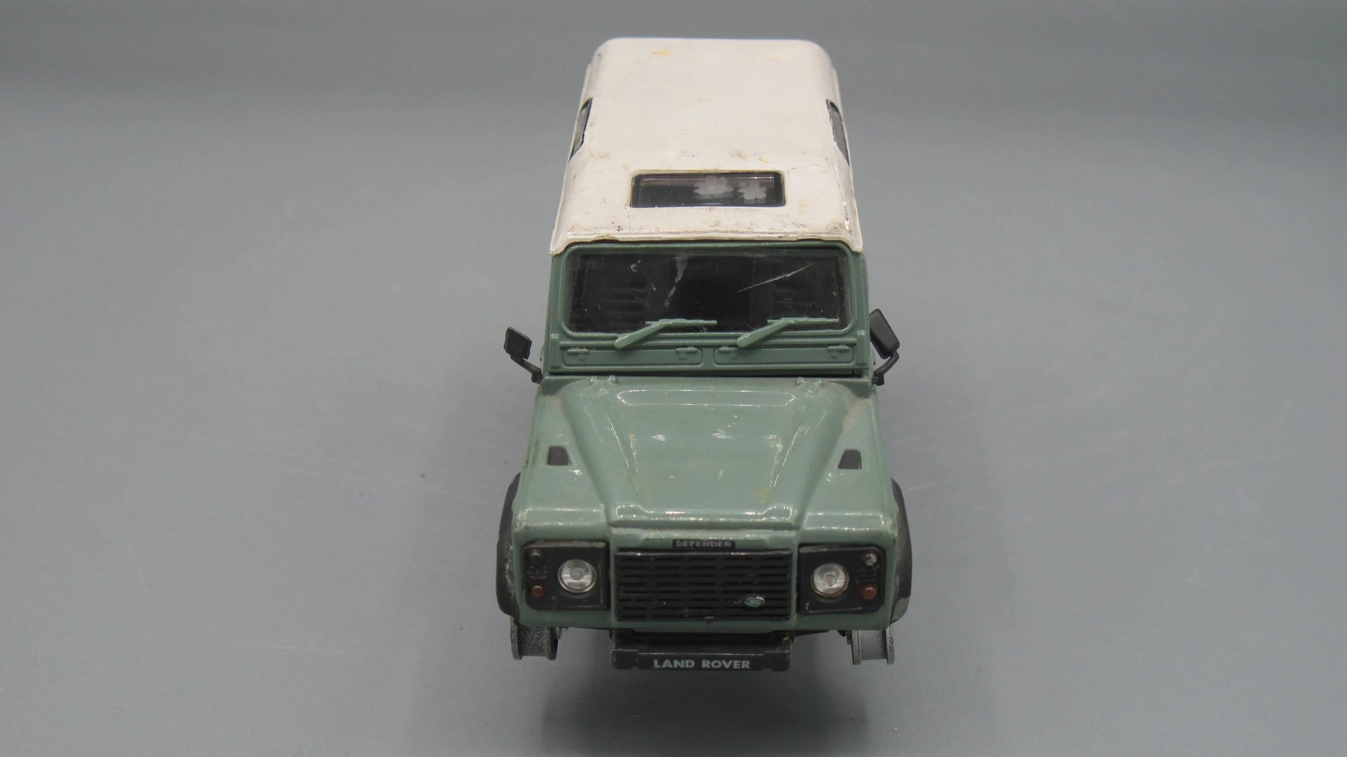 New Discovery    Land Rover Defender  White and Green 