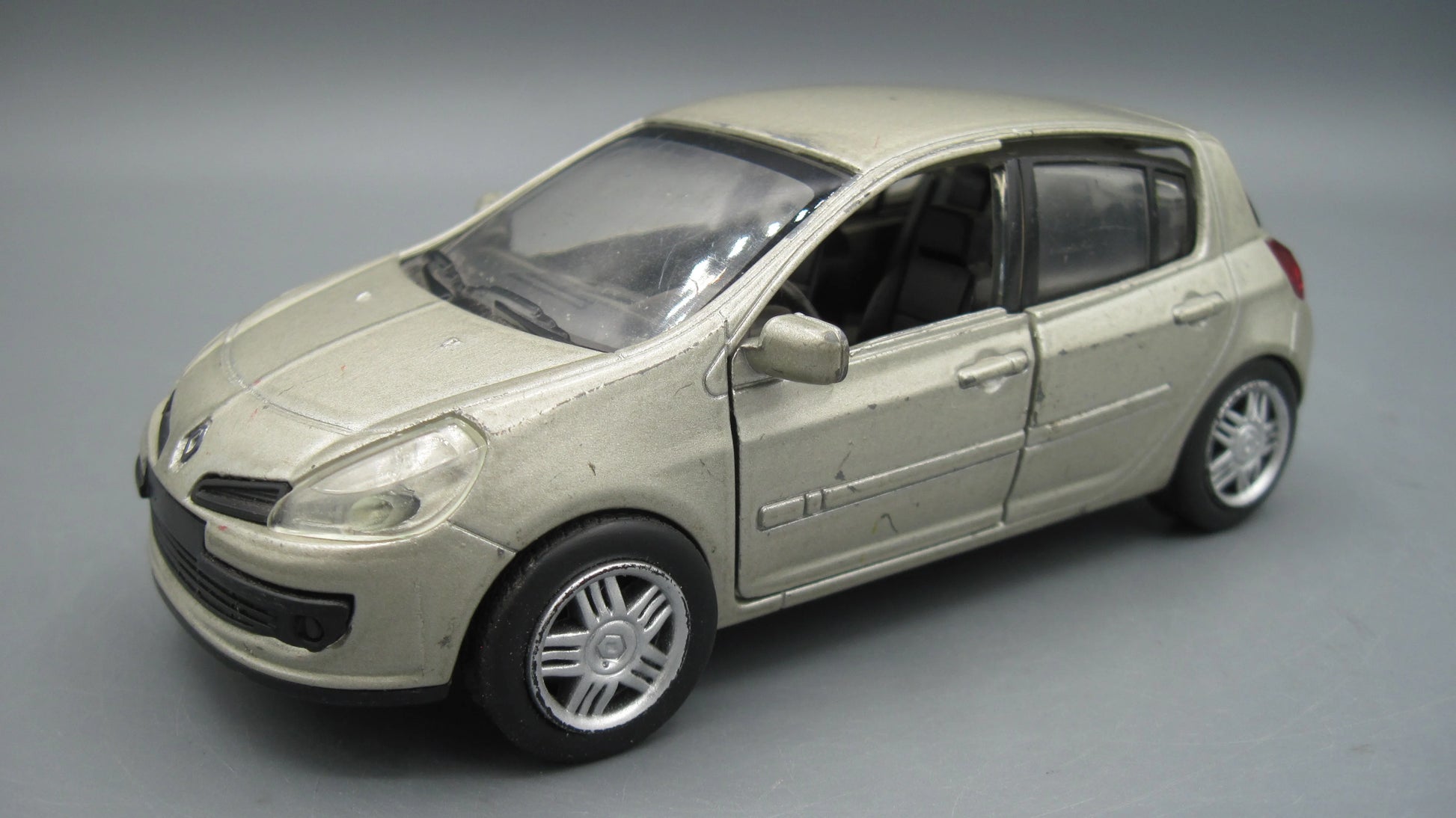 New Ray   Renault Clio 3  Beige