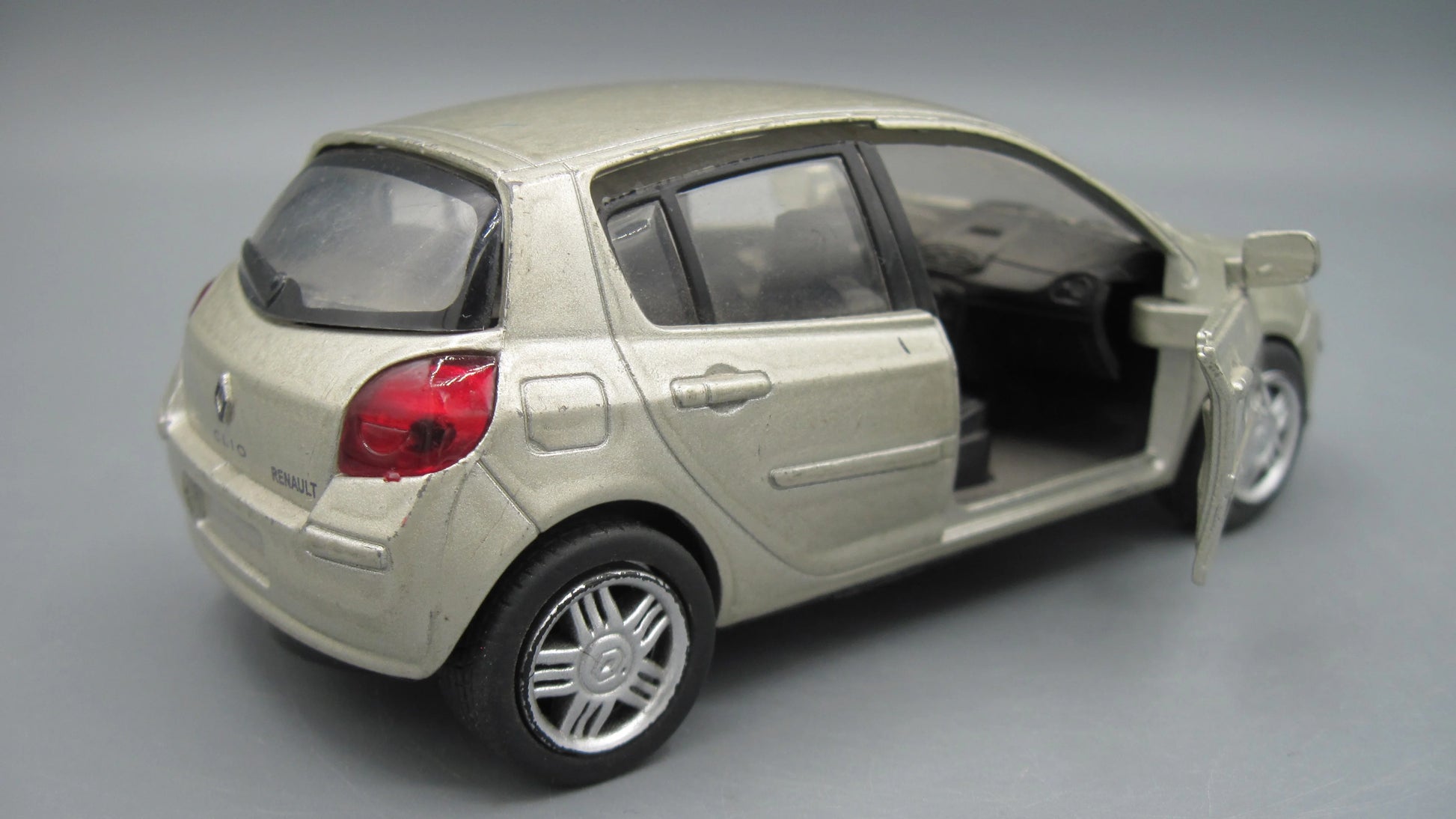 New Ray   Renault Clio 3  Beige