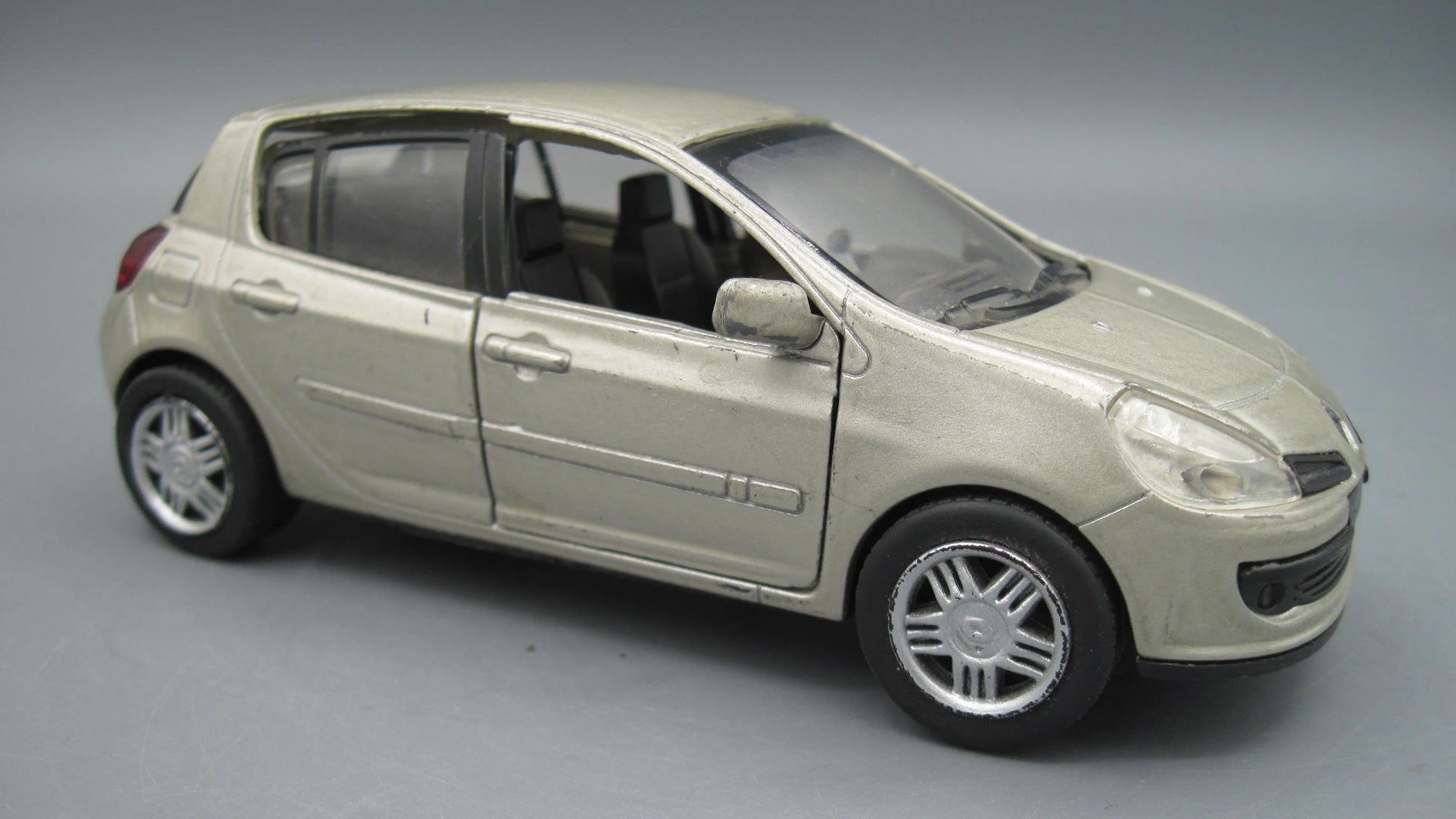 New Ray   Renault Clio 3  Beige