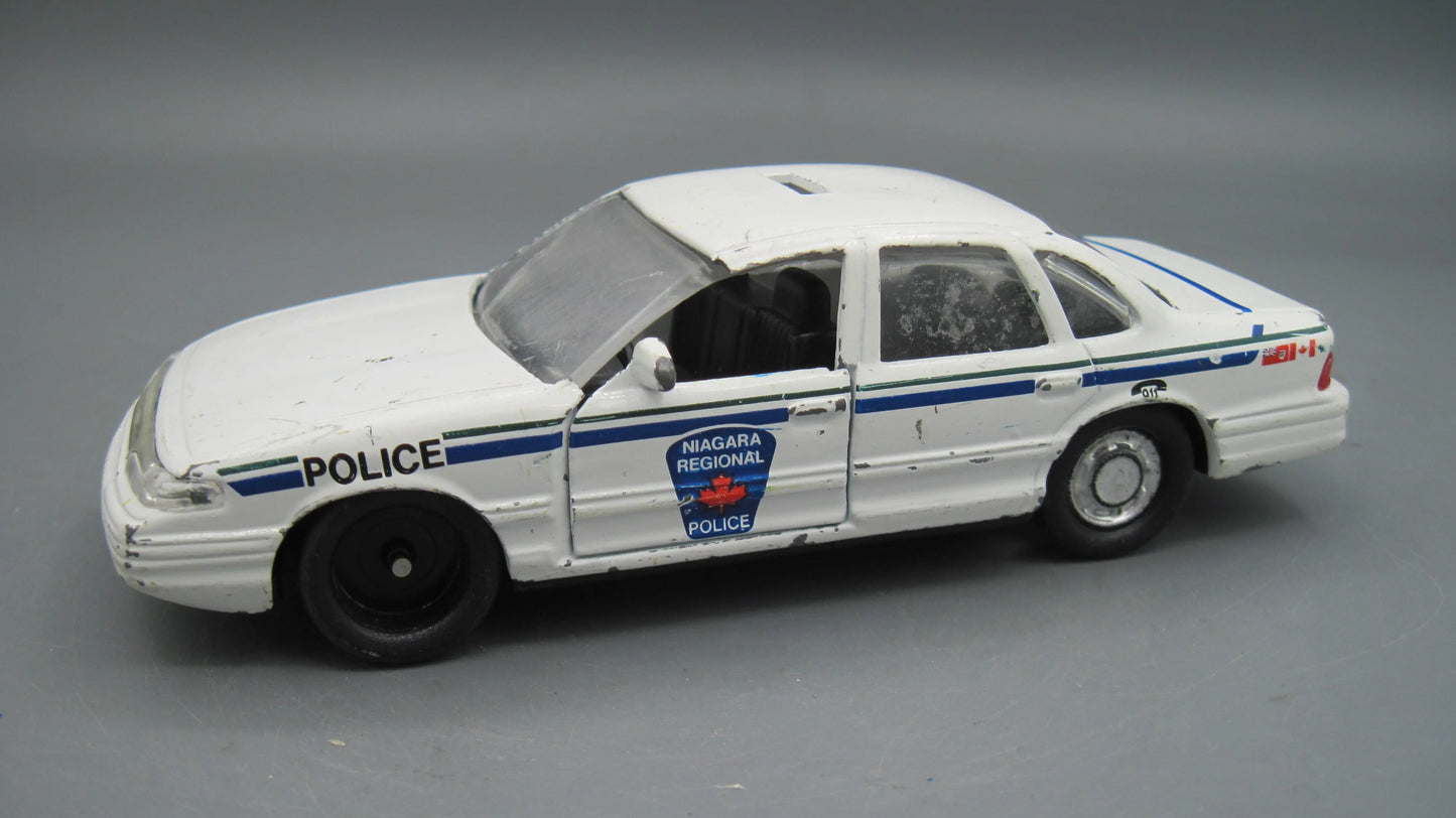 Road Champs   Ford Crown Victoria Police Car  White