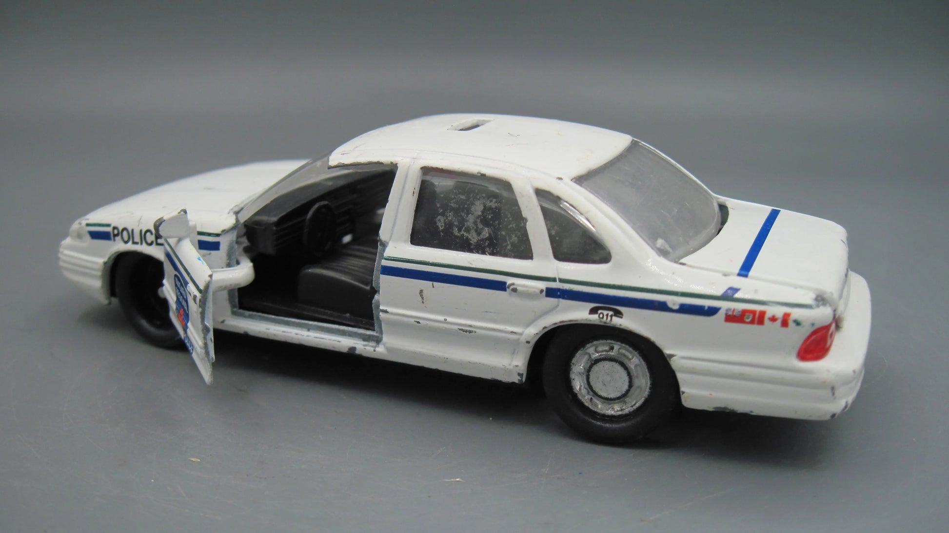 Road Champs   Ford Crown Victoria Police Car  White