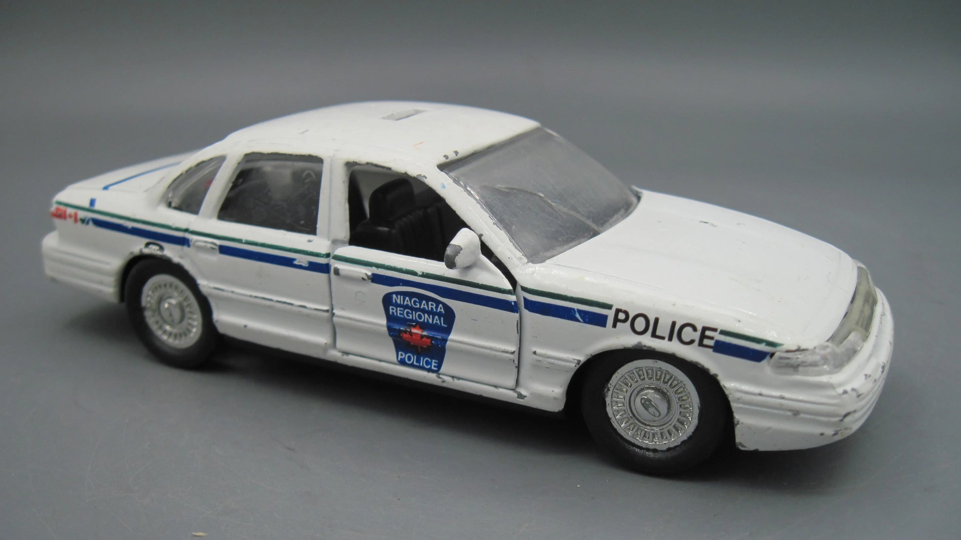 Road Champs   Ford Crown Victoria Police Car  White