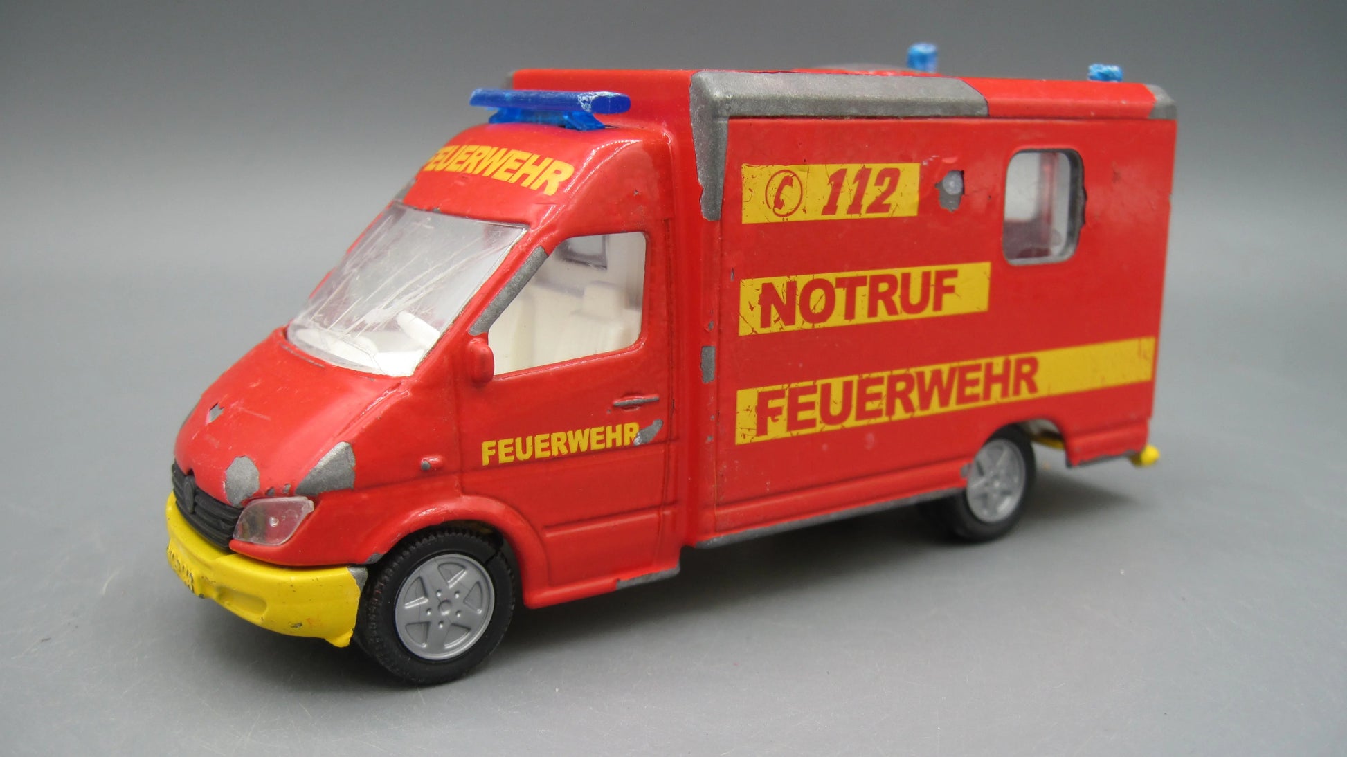 Siku   Mercedes-Benz Sprinter 312D  Red