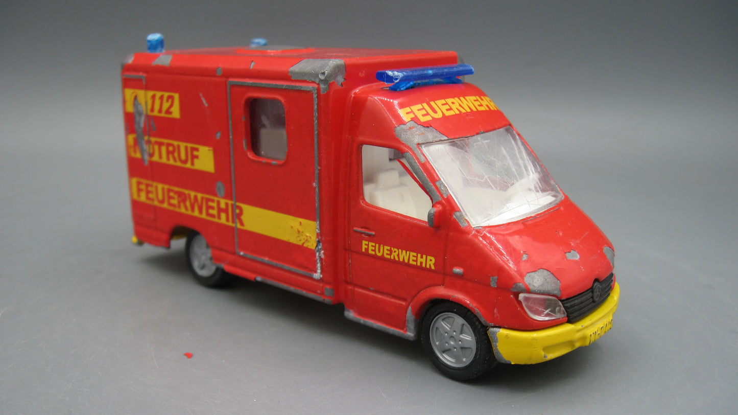 Siku   Mercedes-Benz Sprinter 312D  Red
