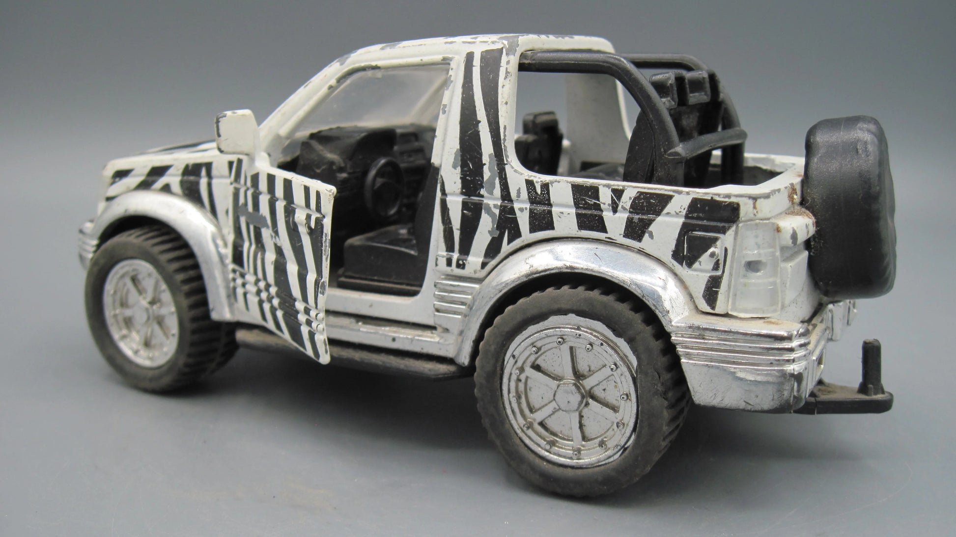 Unbranded   Suzuki Jeep Safari  White & Black