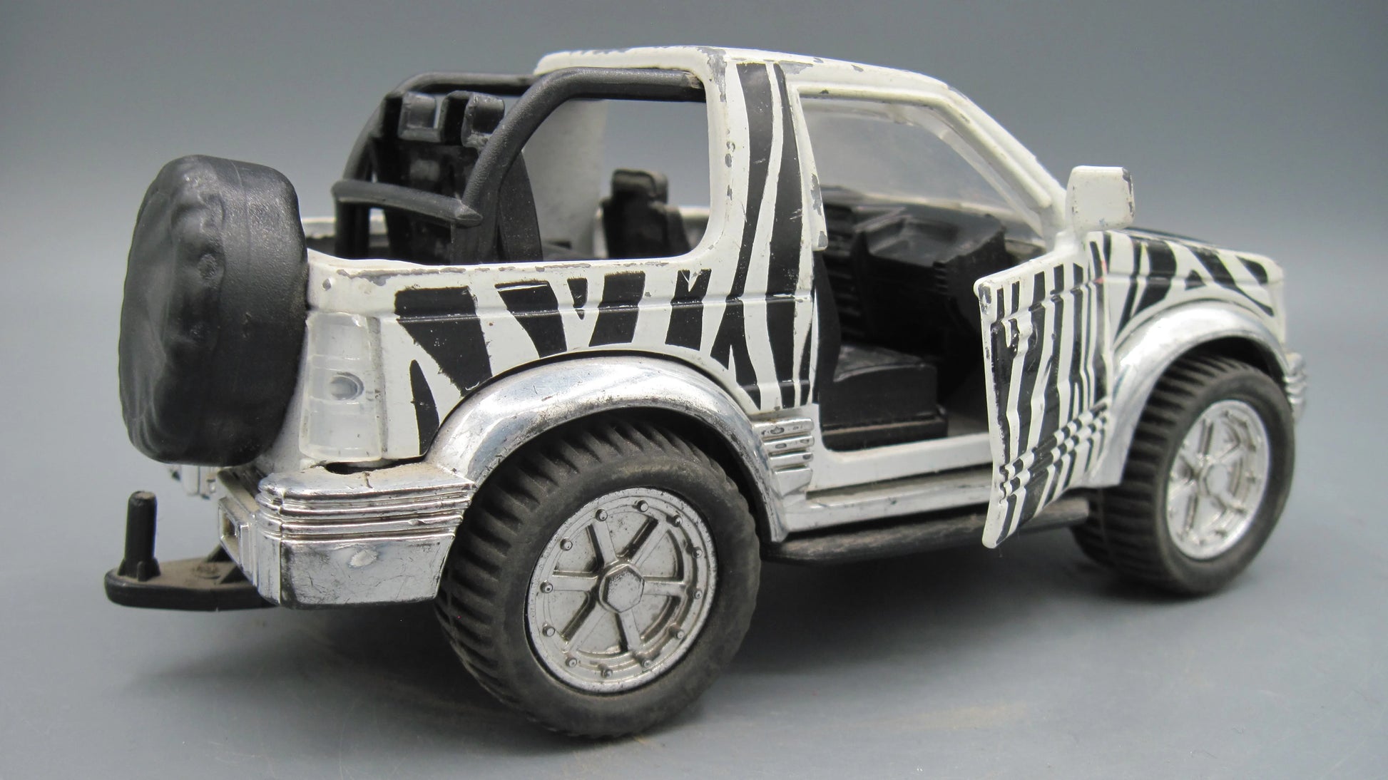 Unbranded   Suzuki Jeep Safari  White & Black