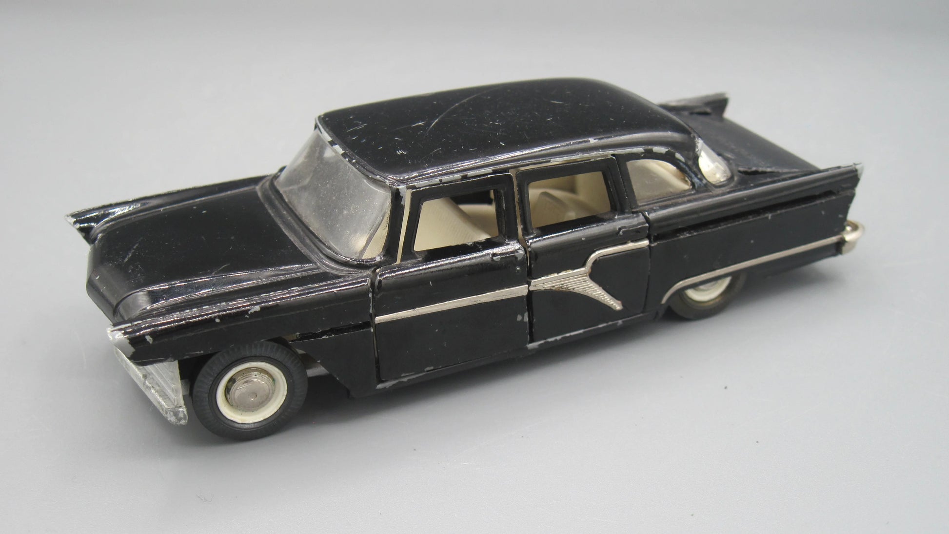 USSR   GAZ 13 Chaika  Black 