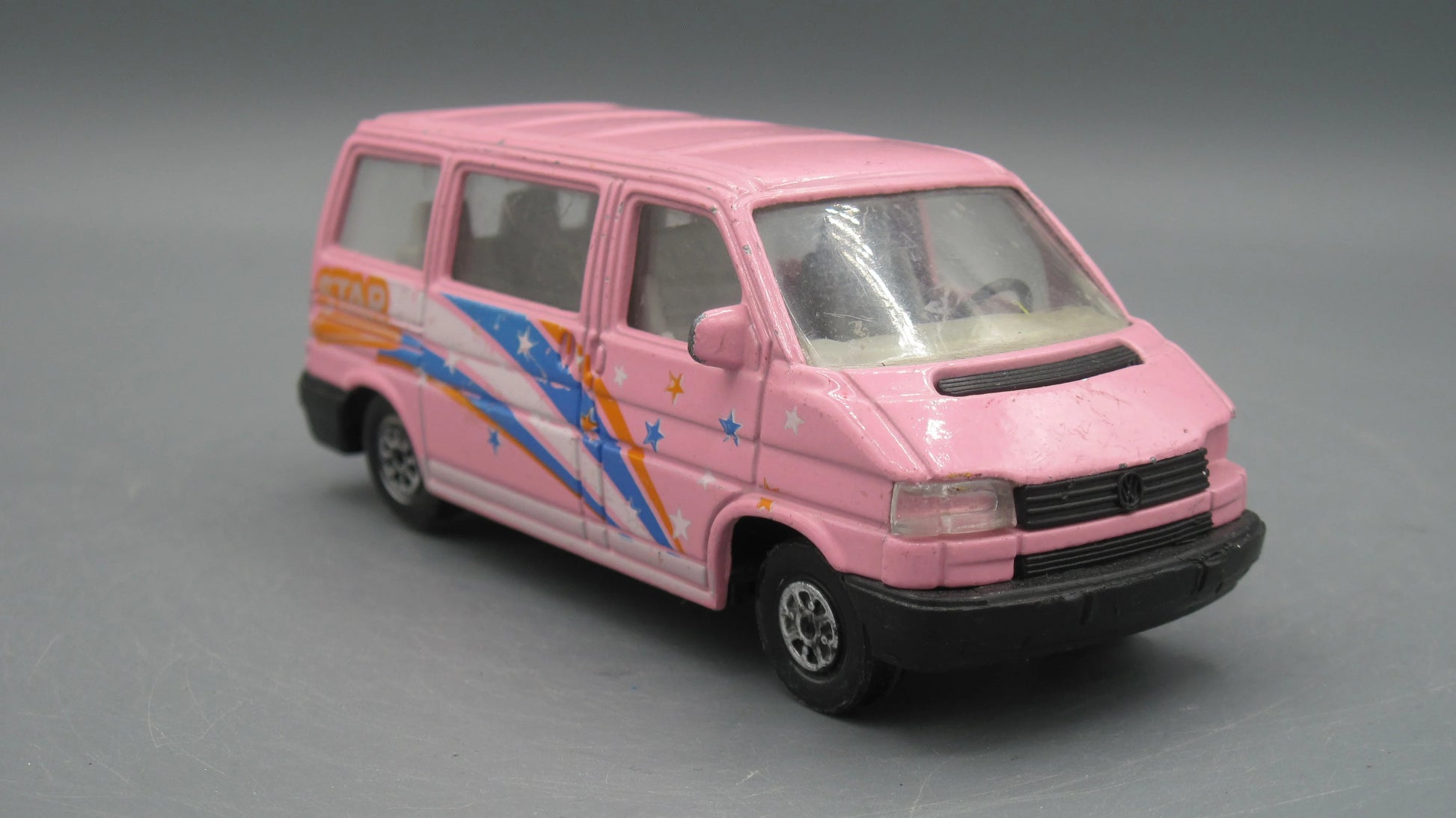Welly   VolksWagen T4 Van  Pink