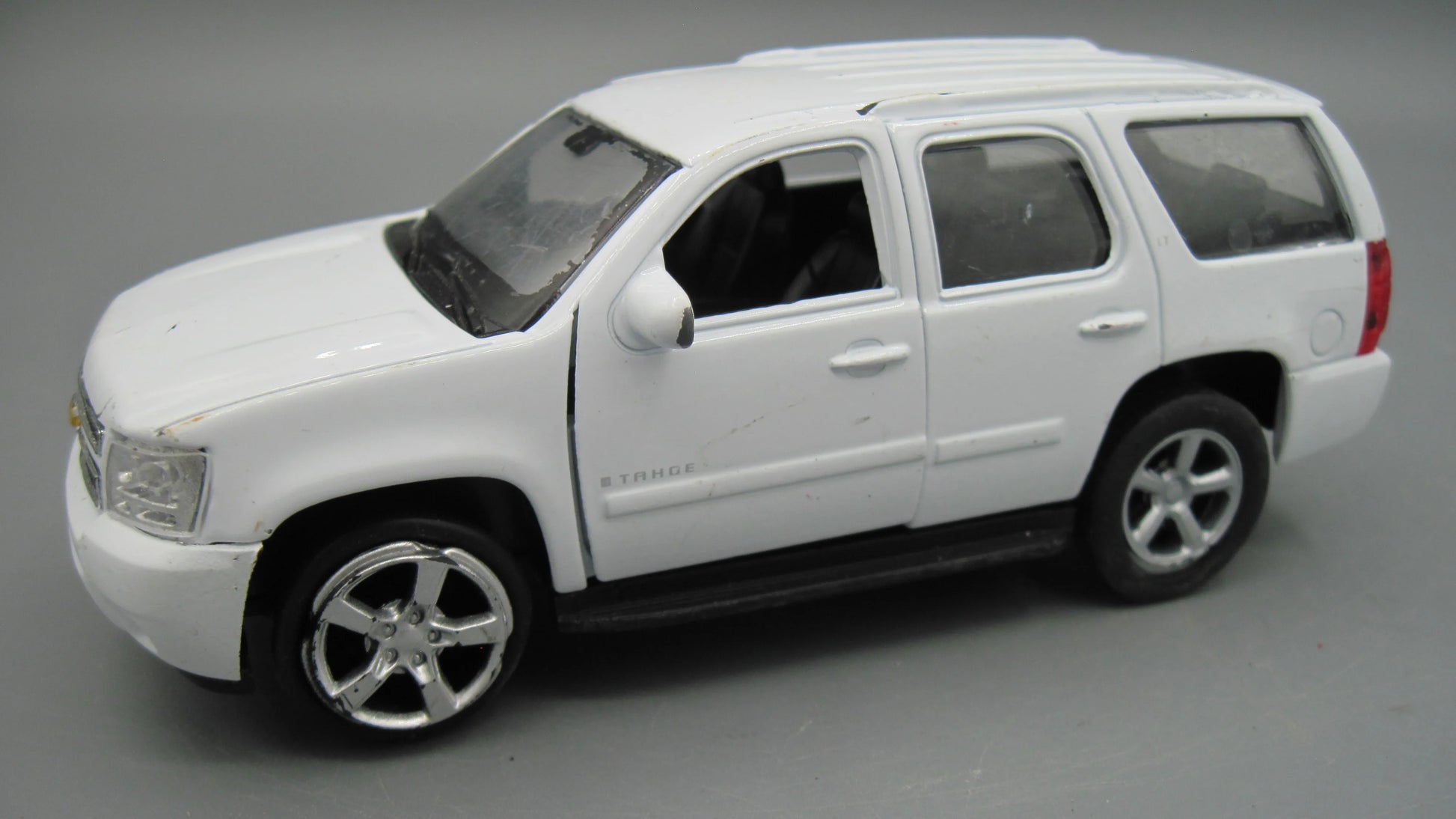 Welly   Chevrolet Tahoe 2008 White