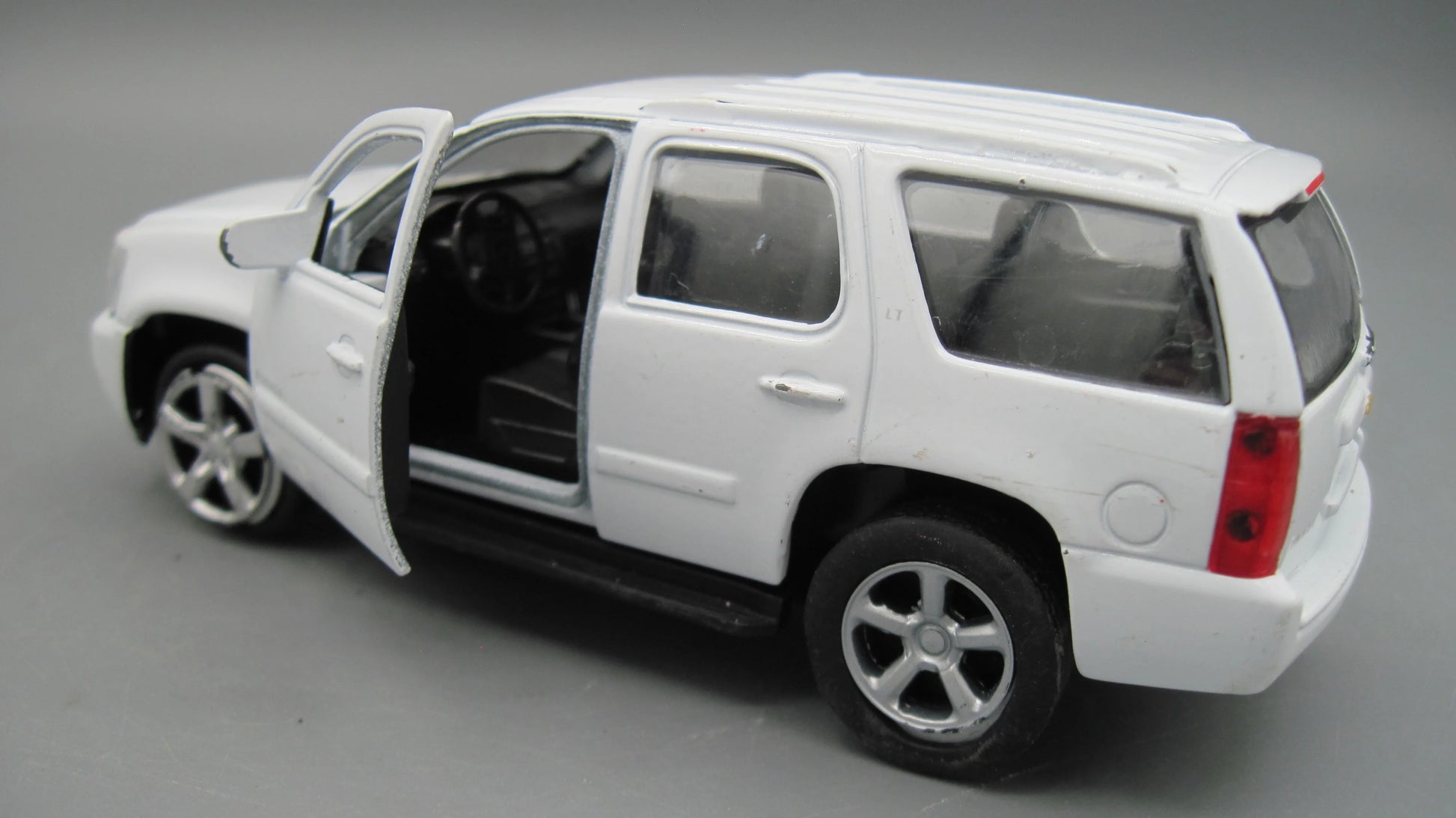 Welly   Chevrolet Tahoe 2008 White