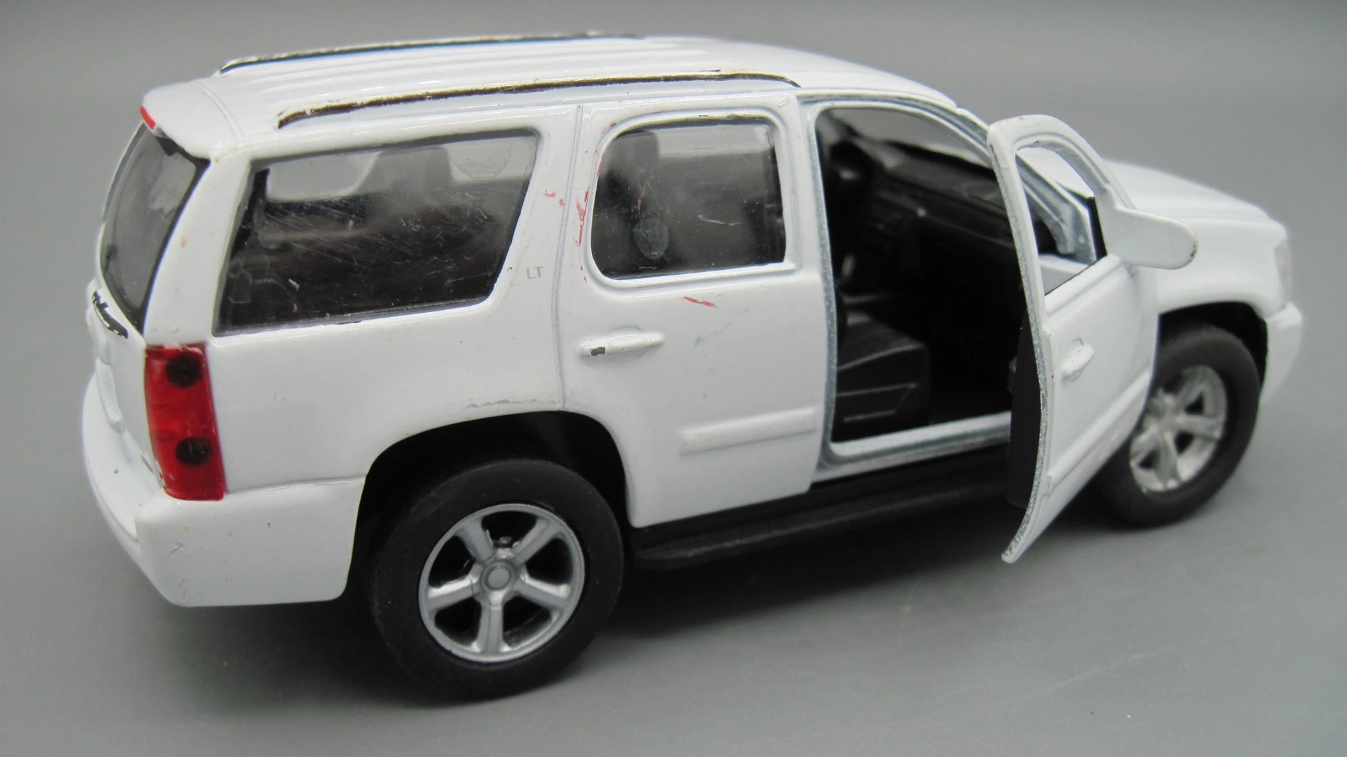Welly   Chevrolet Tahoe 2008 White