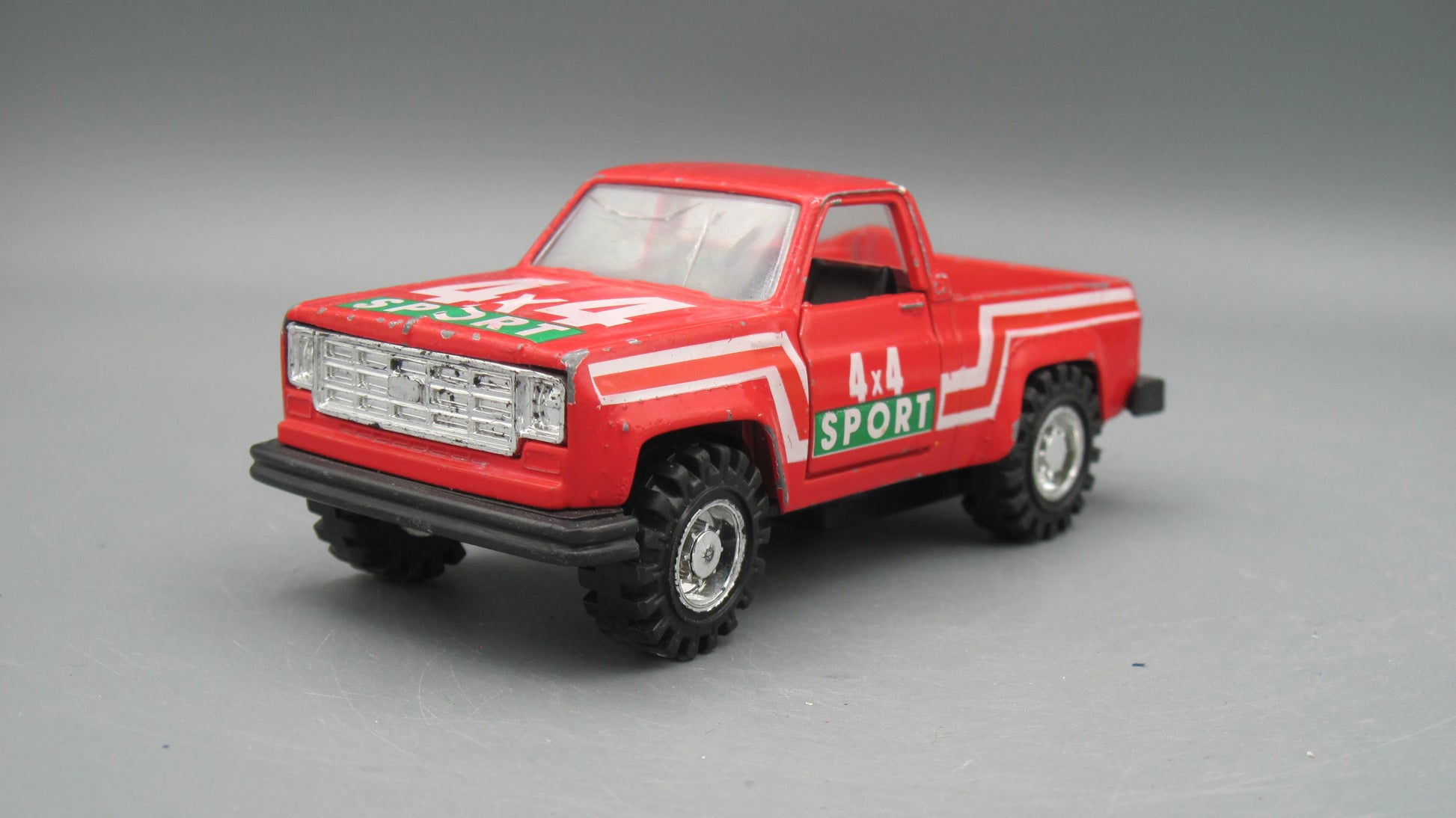 Yatming    4x4 Sport Pickup Truck  Red