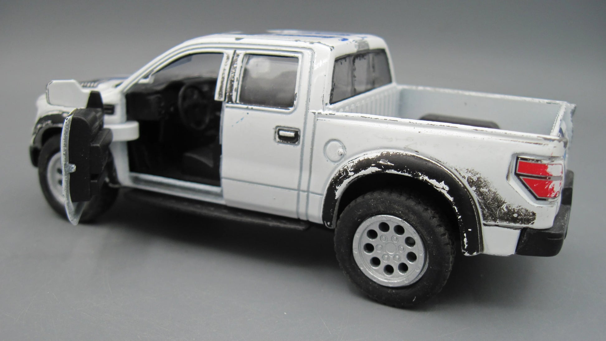 Kinsmart   Ford F-150 SVT Raptor Super Crew  White